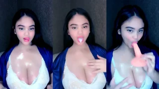 Bokep Indo Kylie Susu Basah Montok Sepong Dildo