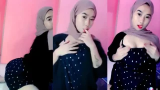 Host Hijabers Remas Buah Dada